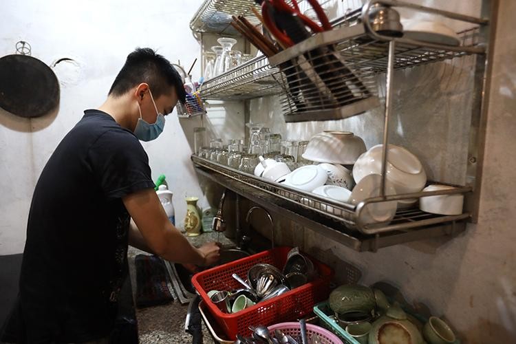 Chủ quán Hà Nội tất bật dọn dẹp để mở cửa trở lại ảnh 3