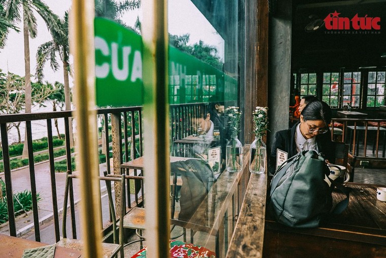 Người dân háo hức đến quán cafe sau nhiều tháng giãn cách xã hội ảnh 4