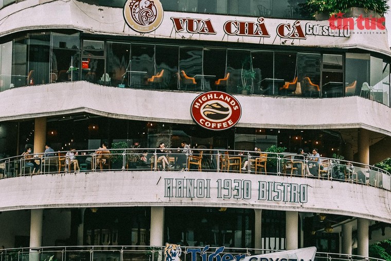 Người dân háo hức đến quán cafe sau nhiều tháng giãn cách xã hội ảnh 7