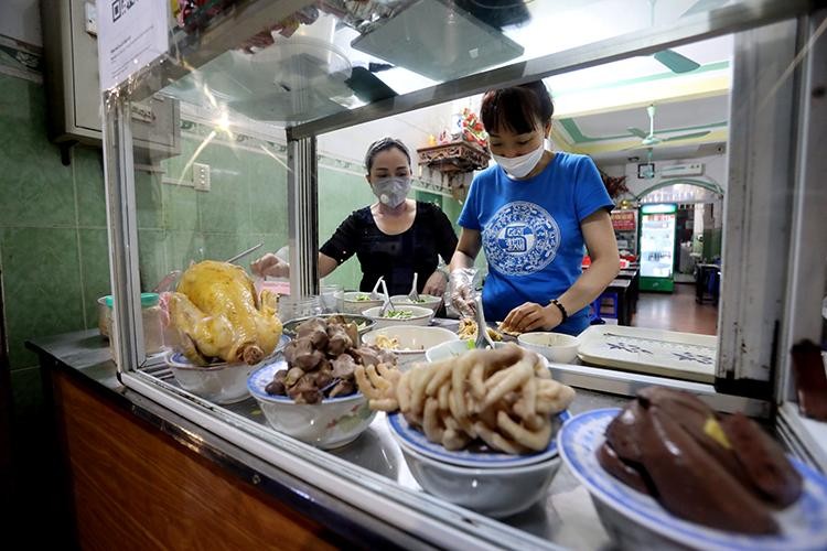 Chủ quán Hà Nội tất bật dọn dẹp để mở cửa trở lại ảnh 8