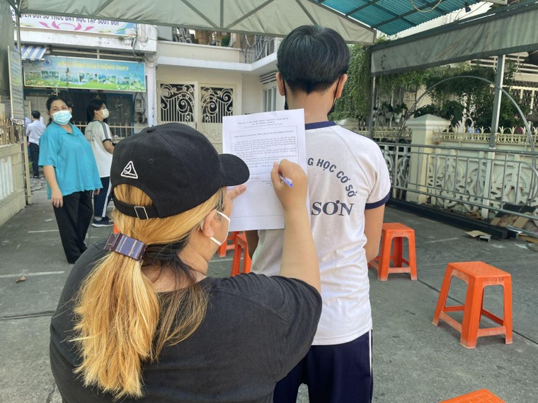 TP HCM: Học sinh đi tiêm vaccine được đọc truyện tranh, xem phim hoạt hình ảnh 1