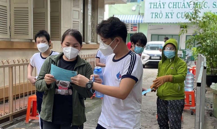 TP HCM: Học sinh đi tiêm vaccine được đọc truyện tranh, xem phim hoạt hình ảnh 10