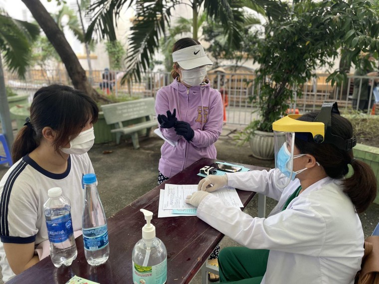 TP HCM: Học sinh đi tiêm vaccine được đọc truyện tranh, xem phim hoạt hình ảnh 4