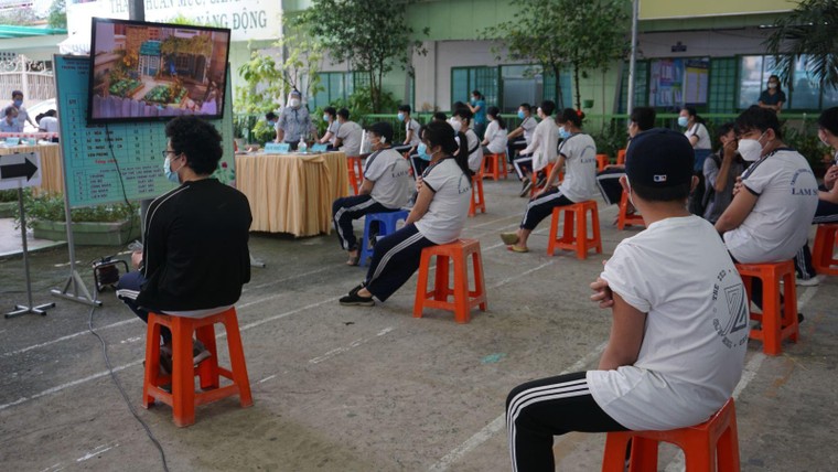 TP HCM: Học sinh đi tiêm vaccine được đọc truyện tranh, xem phim hoạt hình ảnh 7