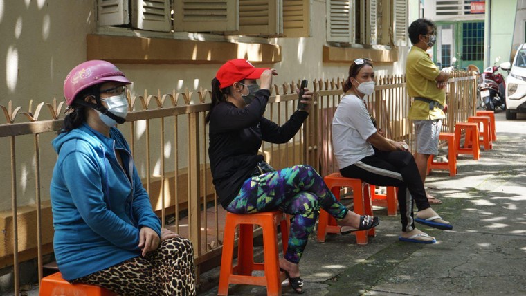 TP HCM: Học sinh đi tiêm vaccine được đọc truyện tranh, xem phim hoạt hình ảnh 9