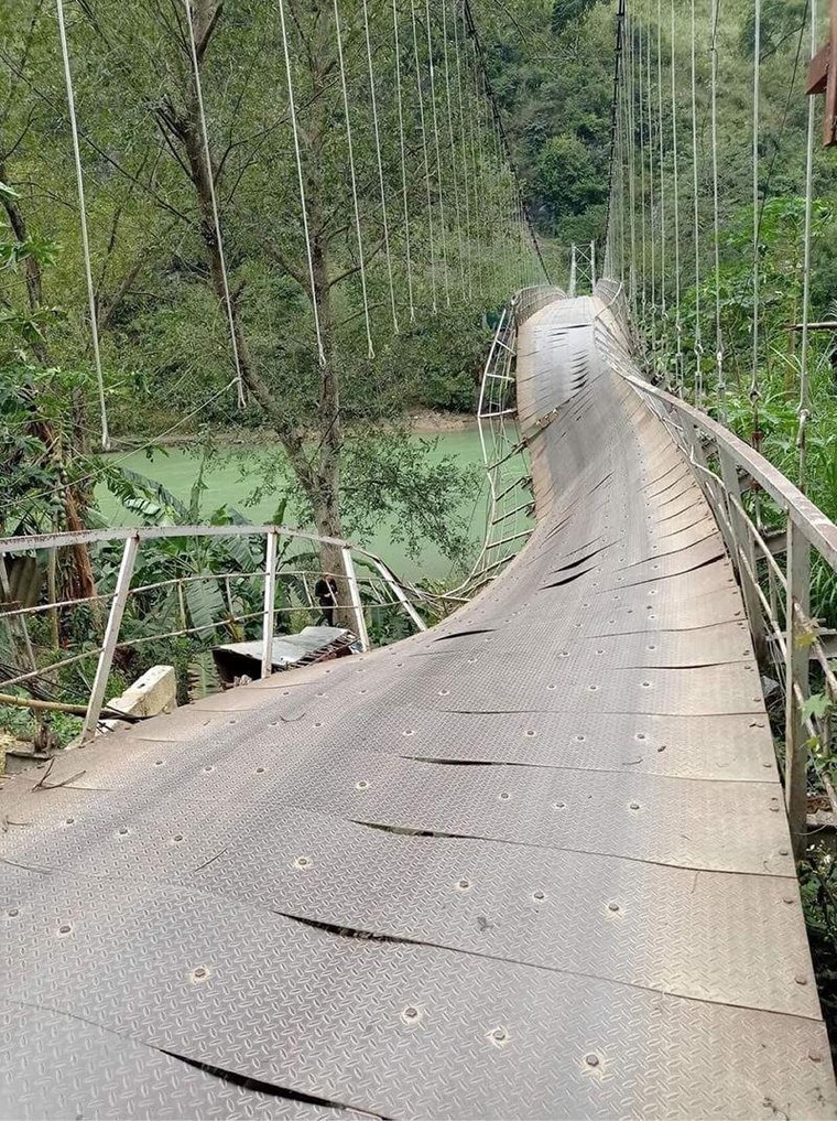 Cao Bằng: Ô tô chở quá tải làm sập cầu treo ảnh 2