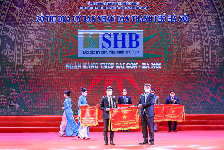 SHB tiếp tục được vinh danh trong Top 10 doanh nghiệp vốn hóa lớn có báo cáo thường niên tốt nhất ảnh 1