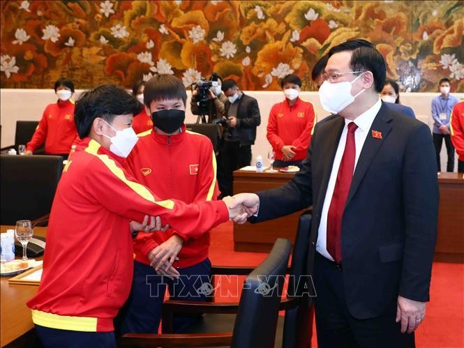 Chủ tịch Quốc hội Vương Đình Huệ chúc mừng Đội tuyển Bóng đá nữ Quốc gia Việt Nam ảnh 6