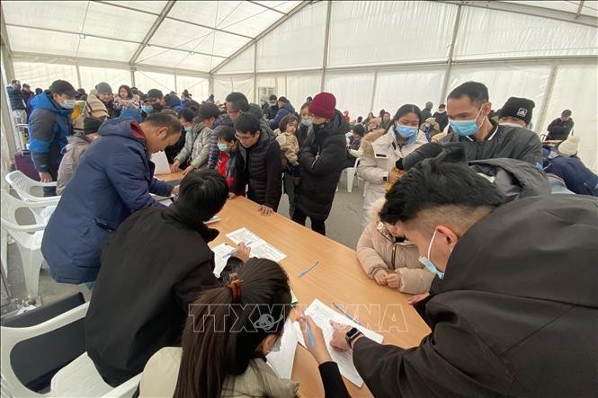 Chuyến bay sơ tán thứ hai từ Romania về Việt Nam ảnh 1