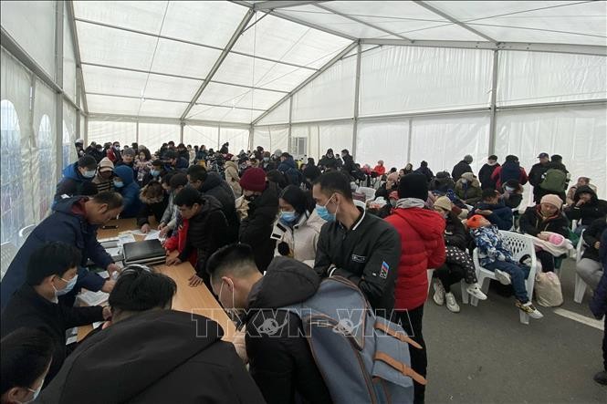 Chuyến bay sơ tán thứ hai từ Romania về Việt Nam ảnh 2