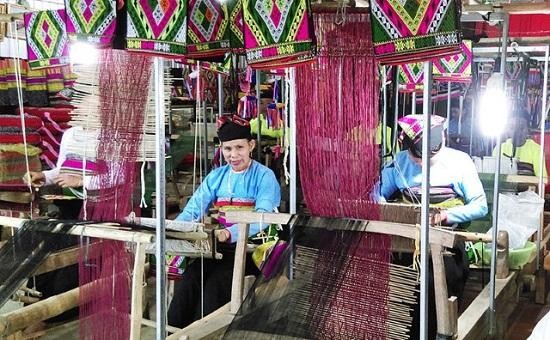 Dệt thổ cẩm truyền thống gắn với du lịch cộng đồng ở Thanh Hóa ảnh 1