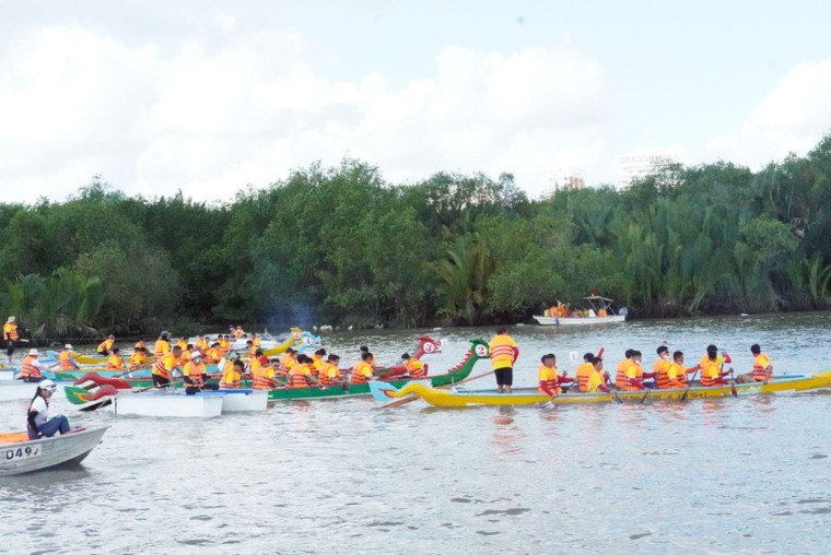 500 vận động viên tham gia giải đua thuyền truyền thống TP HCM ảnh 1