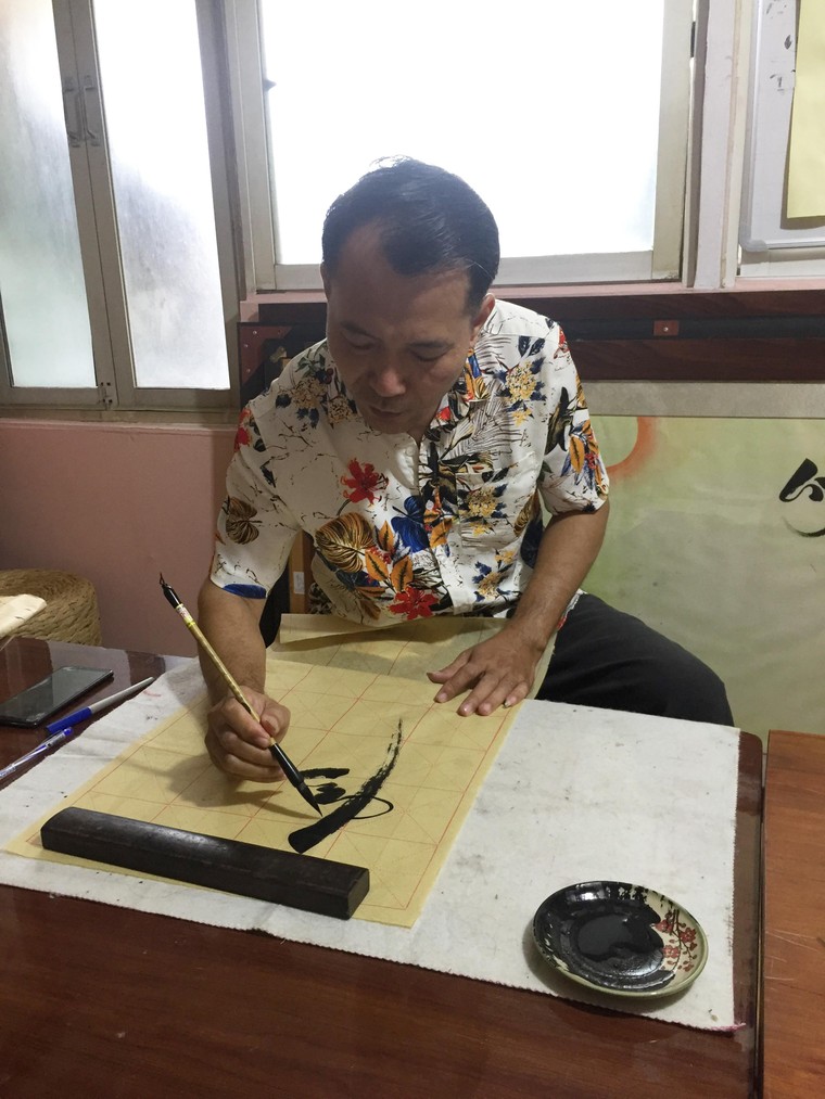 Đi tìm hình cho thư pháp Quốc ngữ ảnh 2