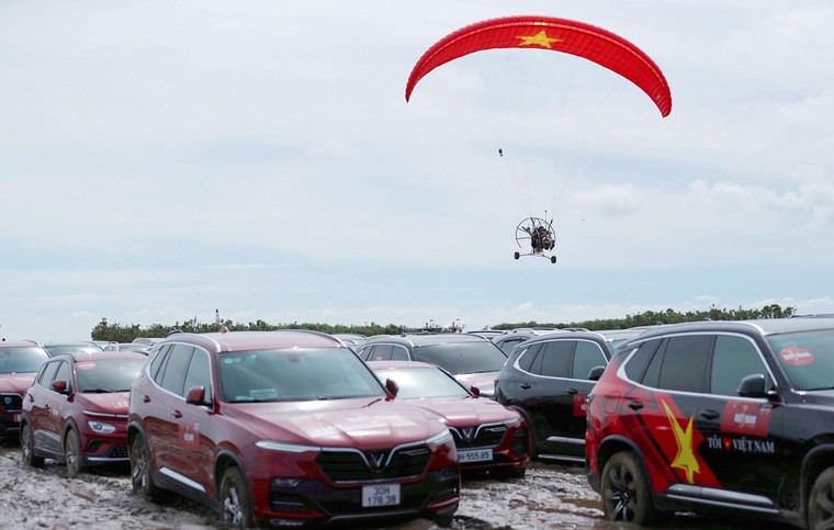 1.000 xe VinFast “chiếm sóng” sự kiện kỉ lục xếp bản đồ Việt Nam ảnh 9