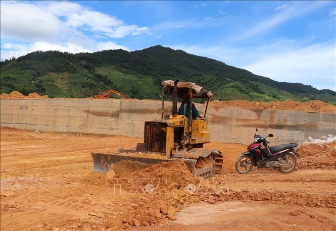 Quảng Ngãi: Khẩn trương đưa dân vùng sạt lở vào khu tái định cư trước mùa mưa bão ảnh 1