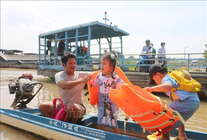 Học sinh vùng biên giới An Giang vượt lũ đến trường ảnh 2