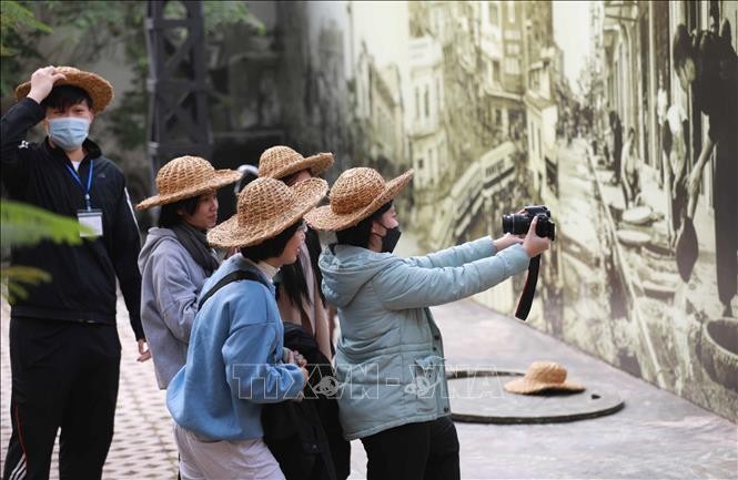 Triển lãm “Từ mặt đất đến bầu trời”: sống lại hồi ức 12 ngày đêm bảo vệ bầu trời Hà Nội ảnh 2