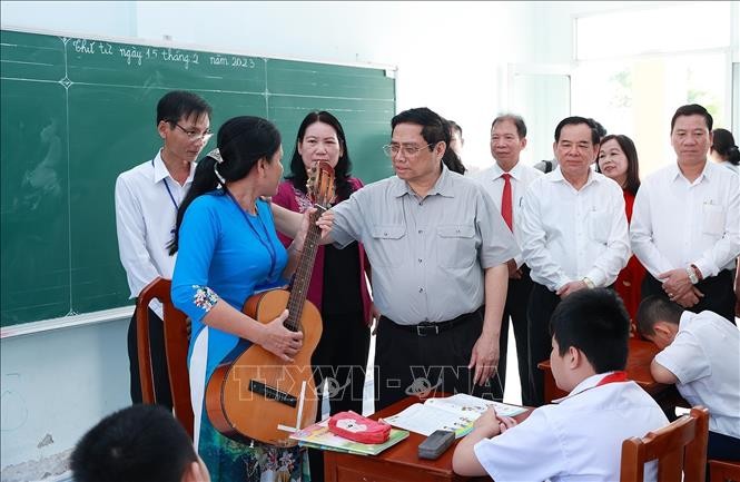 Thủ tướng Phạm Minh Chính tặng quà cho trẻ em khuyết tật tỉnh Bến Tre ảnh 1
