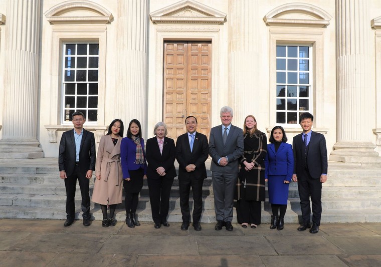 Thúc đẩy hợp tác với ĐH Cambridge trong tăng trưởng xanh và KHCN ảnh 1