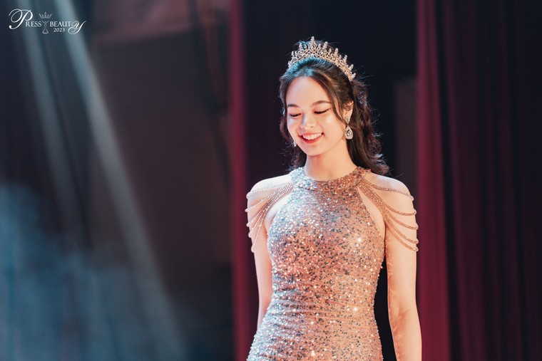 Nghe nữ sinh Báo chí thi ứng xử: Đã tai với câu trả lời “nuốt mic”, sử dụng song ngữ cực chất ảnh 4