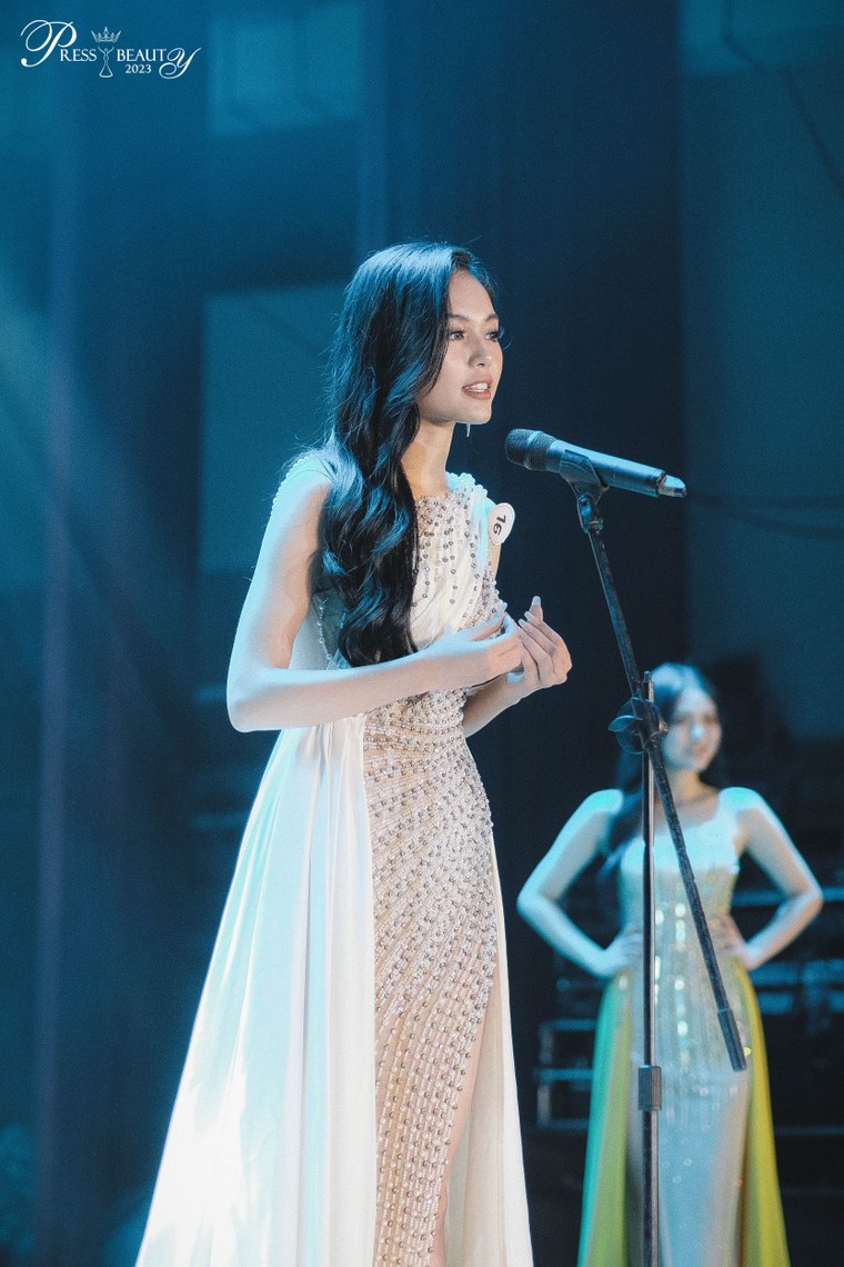 Nghe nữ sinh Báo chí thi ứng xử: Đã tai với câu trả lời “nuốt mic”, sử dụng song ngữ cực chất ảnh 5