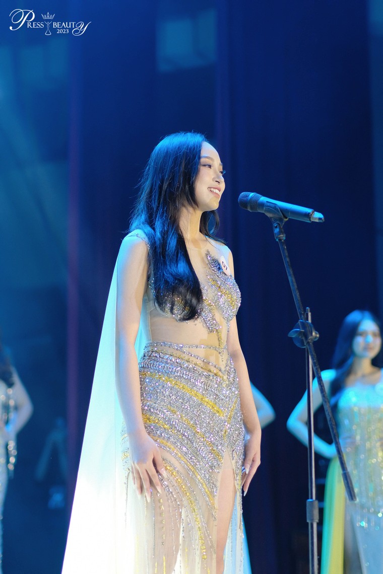 Nghe nữ sinh Báo chí thi ứng xử: Đã tai với câu trả lời “nuốt mic”, sử dụng song ngữ cực chất ảnh 7