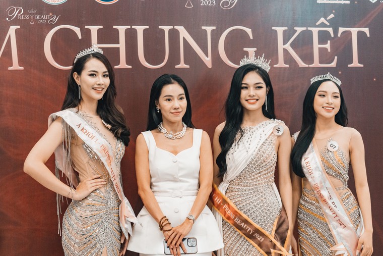 Nghe nữ sinh Báo chí thi ứng xử: Đã tai với câu trả lời “nuốt mic”, sử dụng song ngữ cực chất ảnh 8