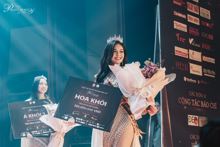 Nghe nữ sinh Báo chí thi ứng xử: Đã tai với câu trả lời “nuốt mic”, sử dụng song ngữ cực chất ảnh 9