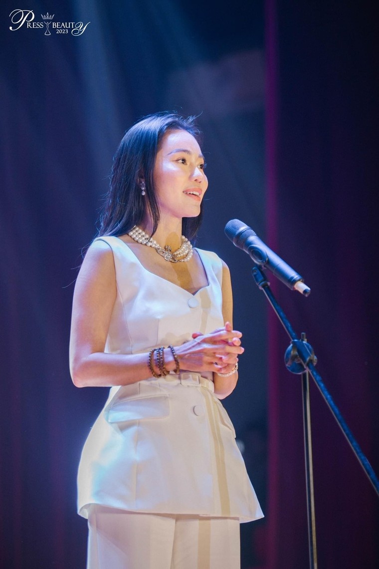 Nghe nữ sinh Báo chí thi ứng xử: Đã tai với câu trả lời “nuốt mic”, sử dụng song ngữ cực chất ảnh 10