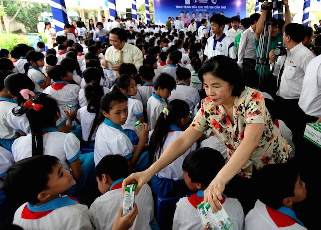 Quỹ sữa Vươn cao Việt Nam và Vinamilk trao tặng sữa cho trẻ em Cần Thơ ảnh 2