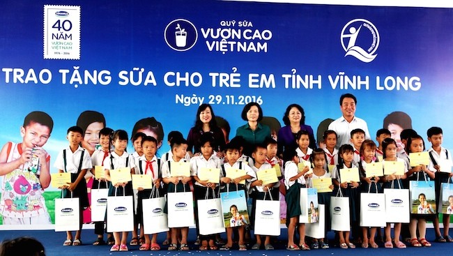 Quỹ sữa Vươn cao Việt Nam và Vinamilk trao tặng sữa cho trẻ em tại Vĩnh Long ảnh 1