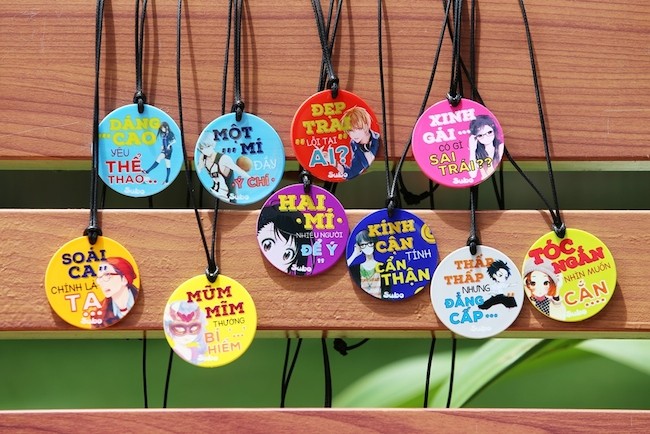 Zoom cận cảnh dây đeo đa năng đang làm mưa làm gió trên những chiếc cặp của giới học trò ảnh 2