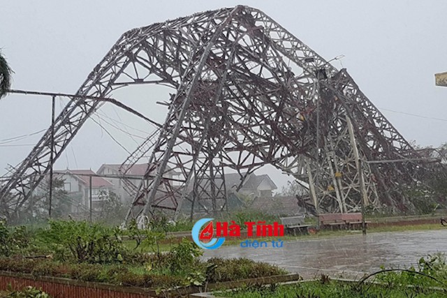 Bão số 10 tàn phá 'khúc ruột miền Trung’ ảnh 1