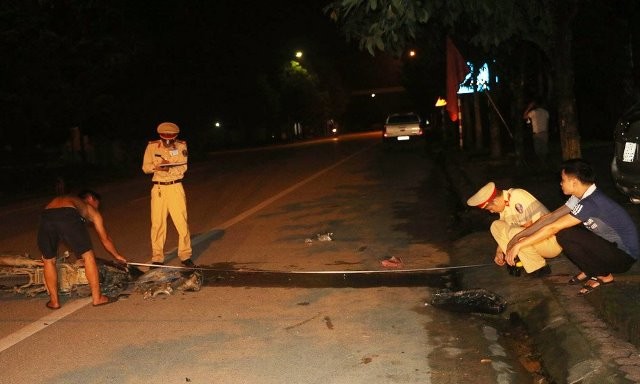 Va chạm xe ô tô Bí thư huyện, 2 thanh niên nhập viện ảnh 1