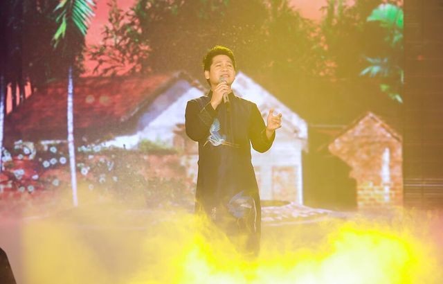 Nhà báo Lại Văn Sâm tái xuất sân khấu Sao Mai đêm gala 20 năm ảnh 2