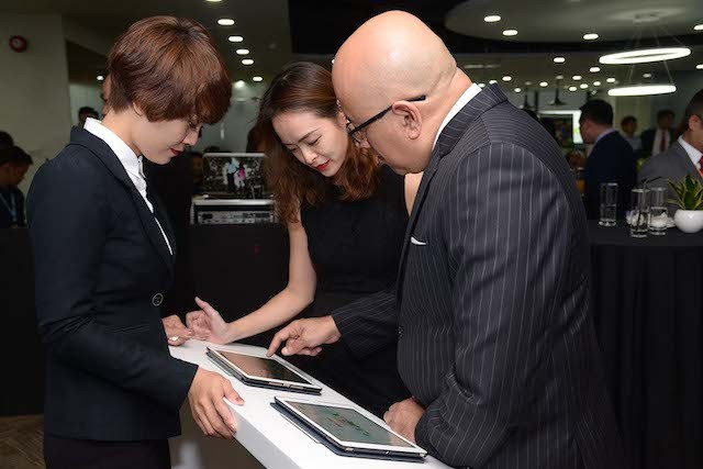 AIA và VPBank hợp tác phân phối bảo hiểm độc quyền 15 năm ảnh 1