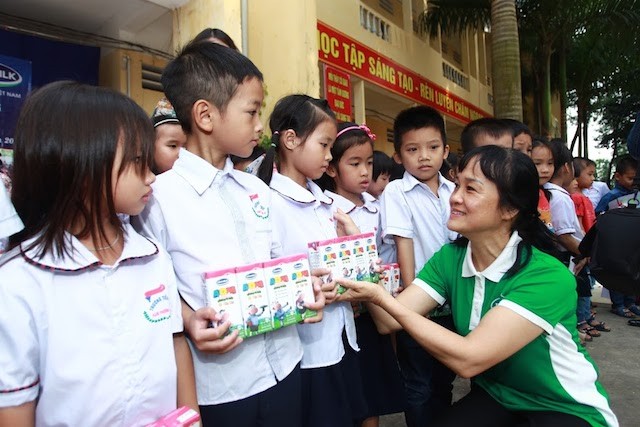 Vinamilk hỗ trợ người dân vùng lũ tại Hà Nội ảnh 1