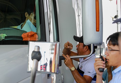 BOT Cai Lậy liên tục xả trạm, tài xế bị 'người lạ' hăm dọa ảnh 2