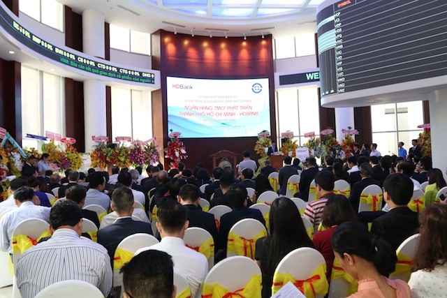 Cổ phiếu HDBank ‘chào sàn’ HoSE, lọt top 10 nhà băng vốn hoá cao nhất ảnh 2