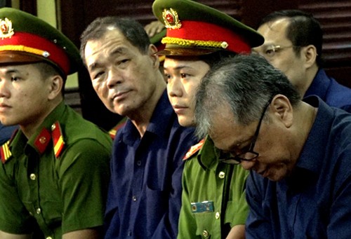 Trầm Bê gầy rộc, Phạm Công Danh bị choáng tại tòa ảnh 2