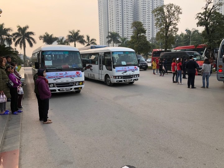 Ấm lòng những chuyến xe yêu thương đưa bệnh nhân ung thư về nhà ăn tết ảnh 2