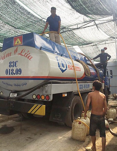 Cảnh sát phá cửa kho, vây bắt nhóm rút ruột xăng dầu ở Sài Gòn ảnh 1