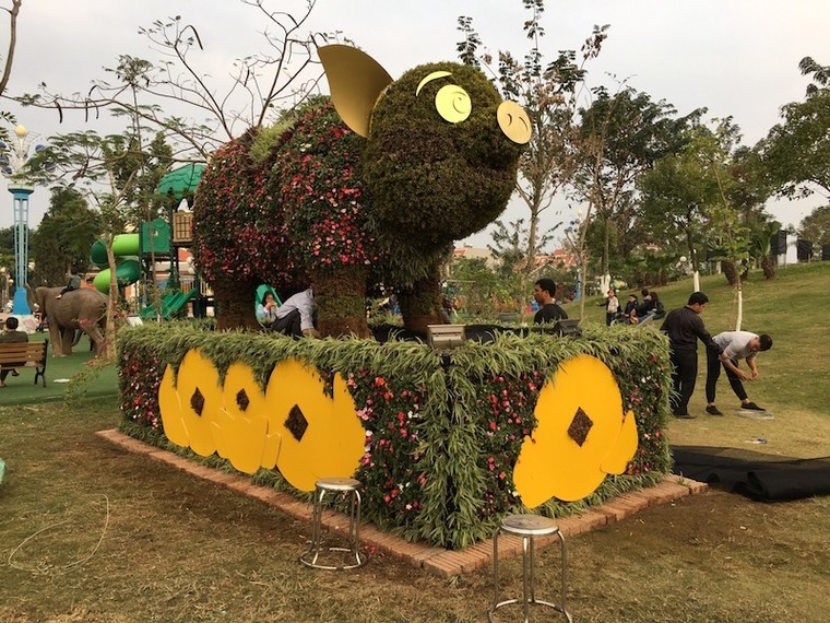 Người dân thích thú chụp ảnh với ‘chú heo vui vẻ’ làm bằng hoa lập thể khổng lồ ảnh 5