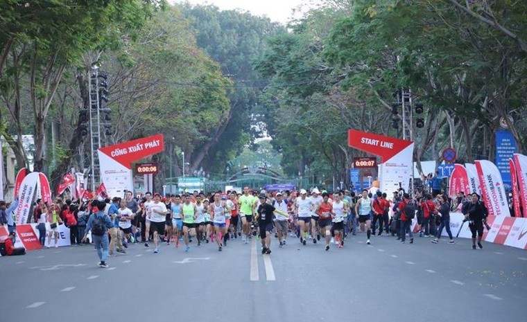 Hàng chục ngàn vận động viên Marathon chinh phục cung đường xanh ảnh 1