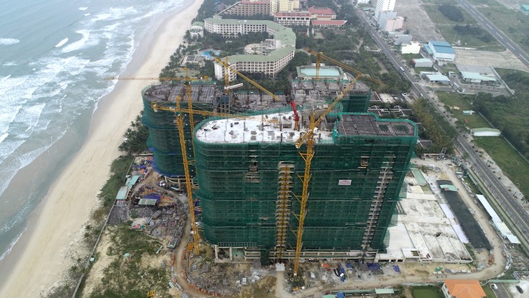 Cất nóc Dự án Ariyana Beach Resort & Suites Danang ảnh 3