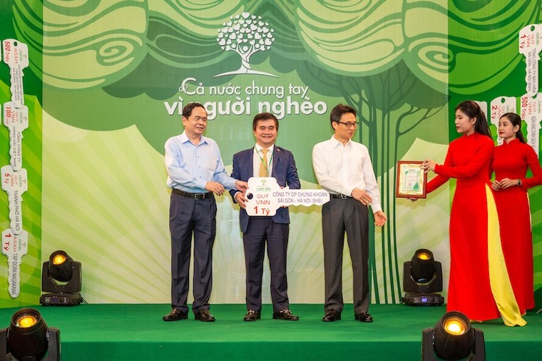 Các doanh nghiệp của ‘Bầu Hiển’ ủng hộ 30 tỷ đồng cho Quỹ ‘Vì người nghèo’ ảnh 2