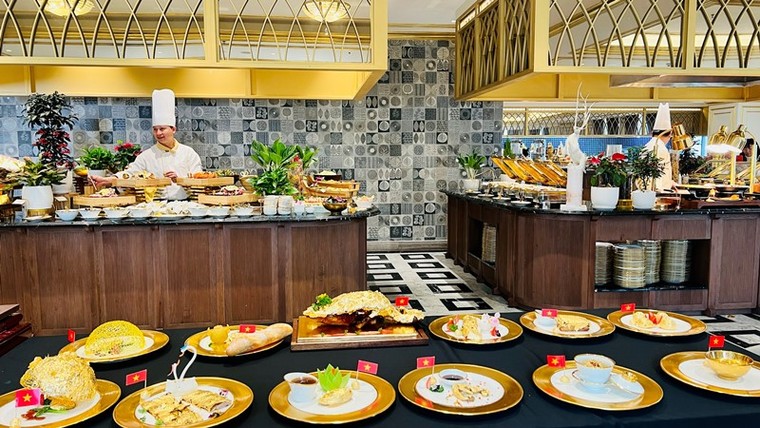 Đại gia “Đường bia” công bố bán khách sạn dát vàng Hanoi Golden Lake, giá khởi điểm 250 triệu USD ảnh 1