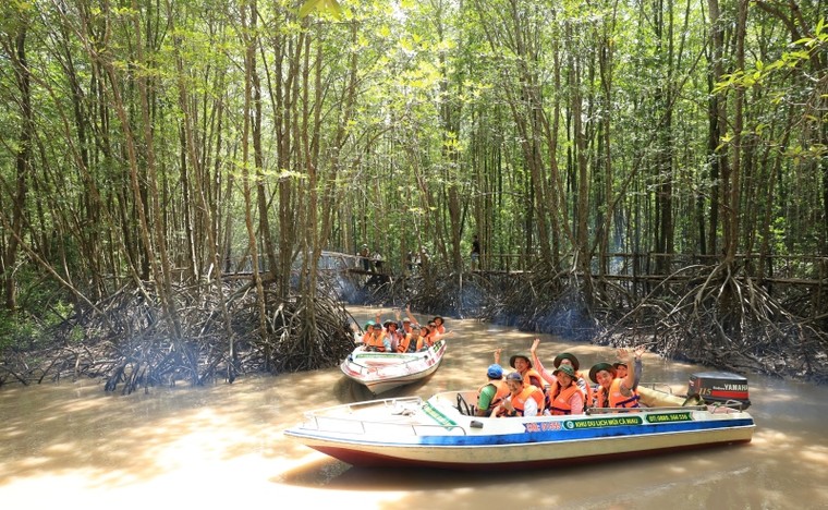 Du khách thích thú với những trải nghiệm sống như….người Cà Mau ảnh 3