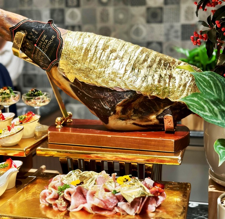 Đại gia Đường “bia” ngừng bán khách sạn vàng, mở hạng phòng dát vàng phục vụ giới thượng lưu ảnh 2