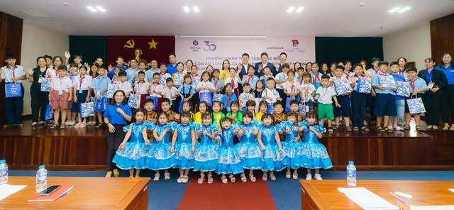 Shinhan và Thành đoàn TP Hồ Chí Minh tặng học bổng và quà cho học sinh nghèo vượt khó ảnh 1